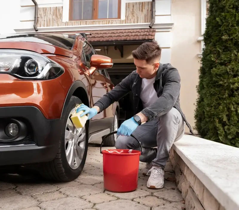 Lavage auto à domicile Lémeré : professionnel intervenant sur un véhicule